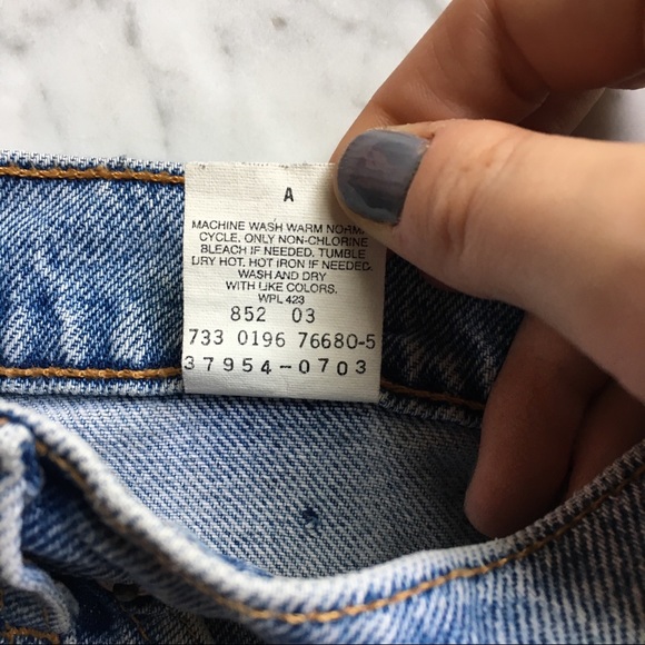 SOLD :: Vintage Levi’s Highwaisted Shorts - Picture 6 of 6